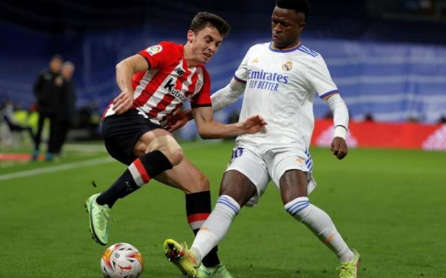 Oier Zarraga conduce el balón ante la oposición de Vinicius.