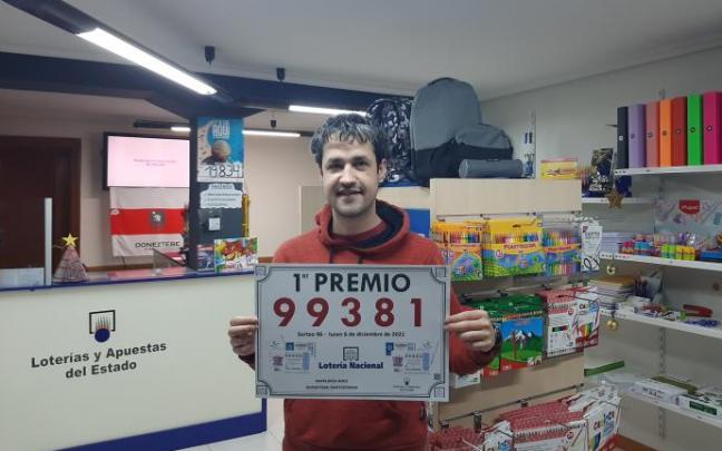 Odei Beltrán posa con el número premiado en la papelería y punto de venta de Lotería Anoi. Odei Beltrán posa con el número premiado en la papelería y punto de venta de Lotería Anoi.