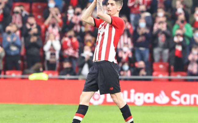 Oihan Sancet aplaude al público mientras es ovacionado por la grada al ser sustituido.