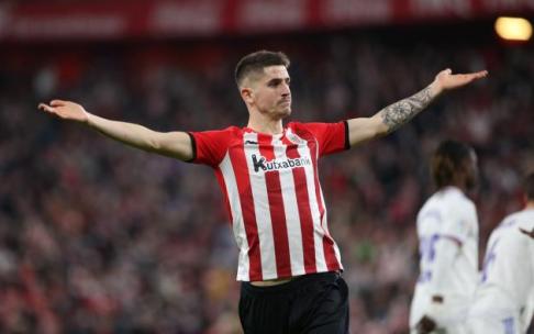 Oihan Sancet celebra con los brazos abiertos su gol.