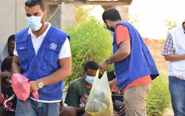 Miembros de la Organización Internacional para las Migraciones atienden a los supervivientes Miembros de la Organización Internacional para las Migraciones atienden a los supervivientes