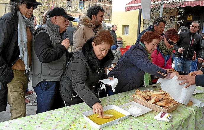 Vecinos de Oion untando tostadas de pan en aceite en una edición anterior.