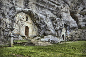 El Monumento Natural Ojo de Guareña es una interesante combinación de naturaleza y recorrido por la historia cultural de estas comarca burgalesa y la ermita cueva de San Bernabé es un ejemplo de ello
