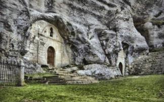 El Monumento Natural Ojo de Guareña es una interesante combinación de naturaleza y recorrido por la historia cultural de estas comarca burgalesa y la ermita cueva de San Bernabé es un ejemplo de ello