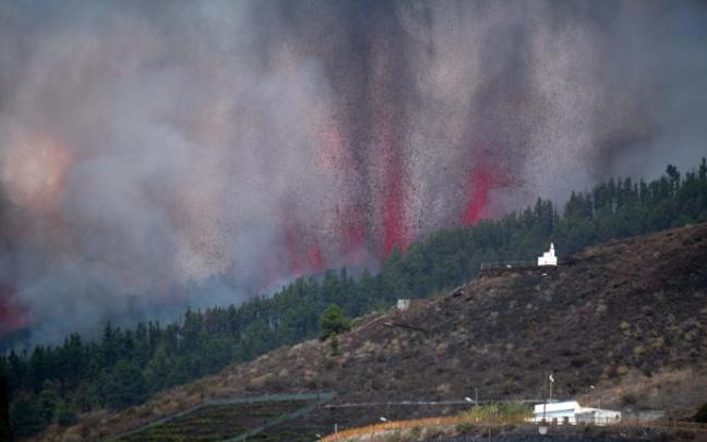 El volcán de La Palma en erupción. El volcán de La Palma en erupción.