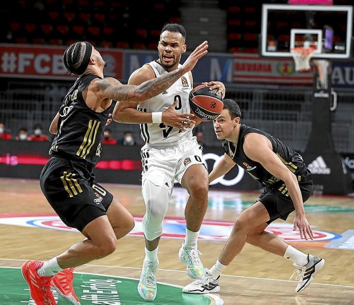 Elie Okobo, rodeado por Weiler-Babb y Lucic, del Bayern, la pasada jornada. Foto: Euroliga