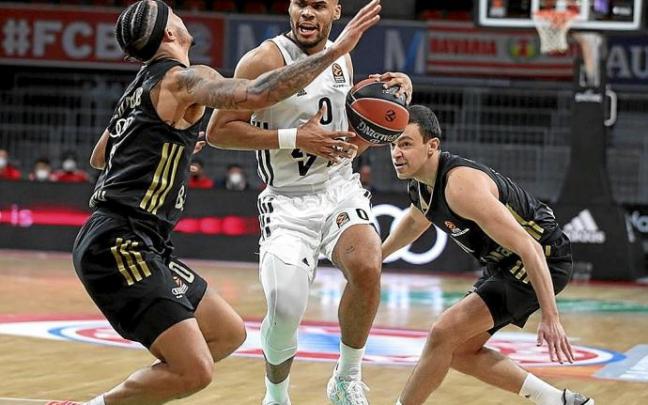 Elie Okobo, rodeado por Weiler-Babb y Lucic, del Bayern, la pasada jornada. Foto: Euroliga