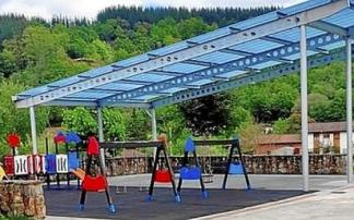 Juegos infantiles cubiertos en Okondo. Foto: A.O.