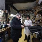 El alcalde de Bilbao visita esta paragüería centenaria. AYTO BILBAO.