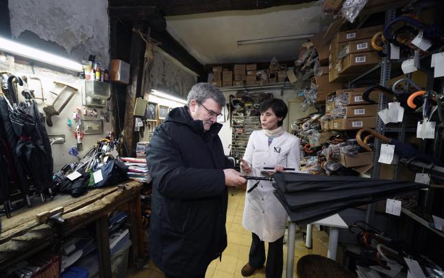 El alcalde de Bilbao visita esta paragüería centenaria. AYTO BILBAO. El alcalde de Bilbao visita esta paragüería centenaria. AYTO BILBAO.
