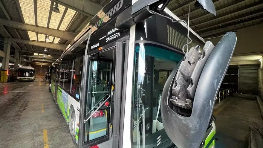 Más de 80 autobuses de Bizkaibus han sido saboteados esta madrugada OSKAR M. BERNAL.Deia