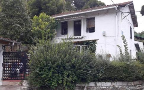 Los okupas de La Escontrilla enseñaron un contrato falso de alquiler al sobrino de la víctima, que acudió acompañado de la Policía Municipal. Los okupas de La Escontrilla enseñaron un contrato falso de alquiler al sobrino de la víctima, que acudió acompañado de la Policía Municipal.