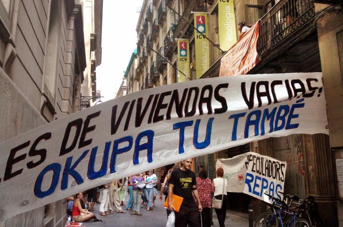 Una pancarta invita a la "okupación" de viviendas en Catalunya.