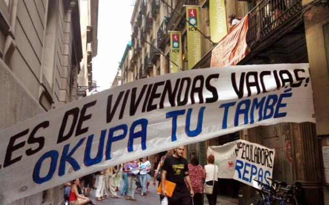 Una pancarta invita a la "okupación" de viviendas en Catalunya. Una pancarta invita a la "okupación" de viviendas en Catalunya.