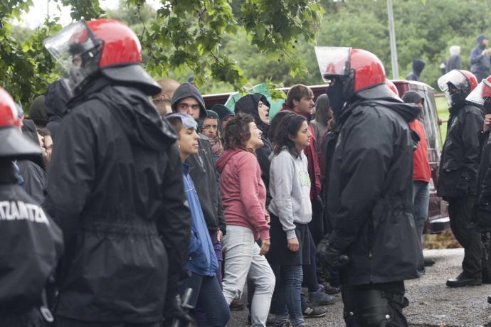 En la imagen de archivo que acompaña a estas líneas, la Ertzaintza durante una actuación de desalojo en una vivienda de Gasteiz.