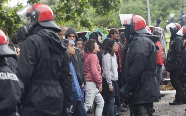 En la imagen de archivo que acompaña a estas líneas, la Ertzaintza durante una actuación de desalojo en una vivienda de Gasteiz.