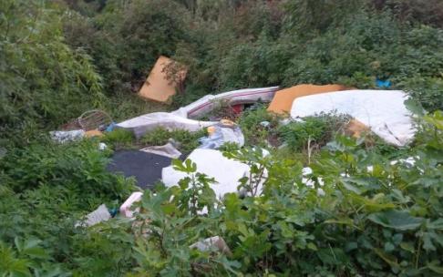 Hasta ocho colchones de diferente medidas aparecieron en el exterior de la vivienda desokupada.