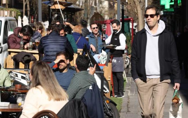 Varias personas sentadas en las llamadas 'terrazas covid', avaladas para salvar a bares y restaurantes del cierre por las restricciones. Varias personas sentadas en las llamadas 'terrazas covid', avaladas para salvar a bares y restaurantes del cierre por las restricciones.