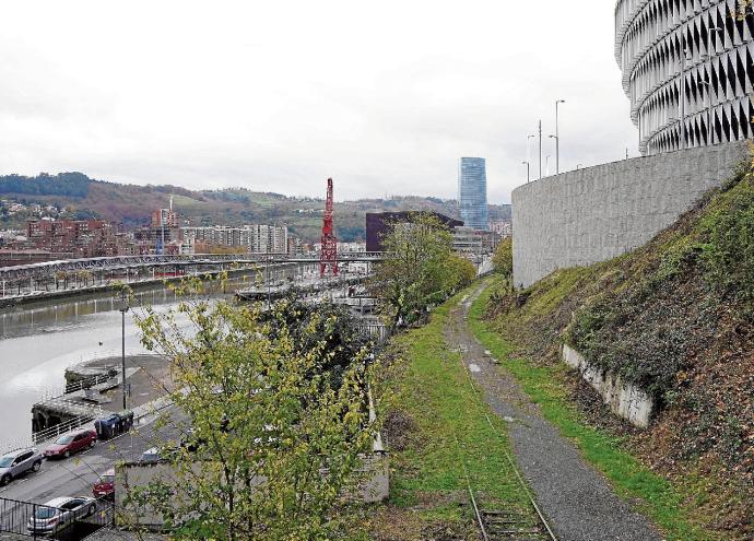 Imagen de la zona del trazado ferroviario a recuperar que permitirá mejores vistas de la isla de Zorrotzaurre.