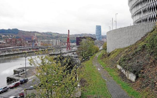 Imagen de la zona del trazado ferroviario a recuperar que permitirá mejores vistas de la isla de Zorrotzaurre.