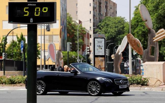 Un coche pasa junto a un termómetro en Murcia que marca los 50 grados. Un coche pasa junto a un termómetro en Murcia que marca los 50 grados.