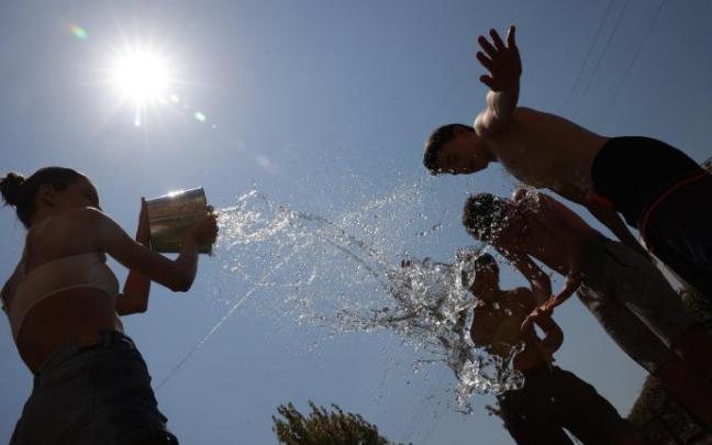 Varios jóvenes se refrescan para combatir las altas temperaturas. Varios jóvenes se refrescan para combatir las altas temperaturas.
