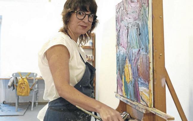 La pintora Oaia Peruarena, trabajando en su taller de Bera. Uno de sus trabajos ha sido adquirido por el museo donostiarra de San Telmo. La pintora Oaia Peruarena, trabajando en su taller de Bera. Uno de sus trabajos ha sido adquirido por el museo donostiarra de San Telmo.