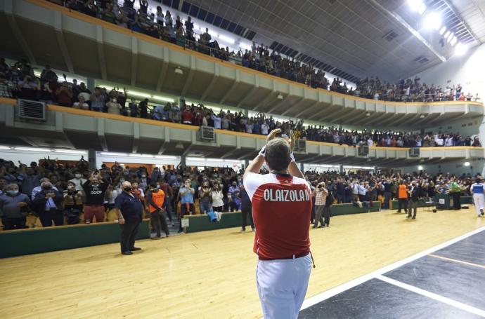 El público del Labrit, en pie rendido a Aimar Olaizola en su despedida de Pamplona el pasado 23 de octubre.