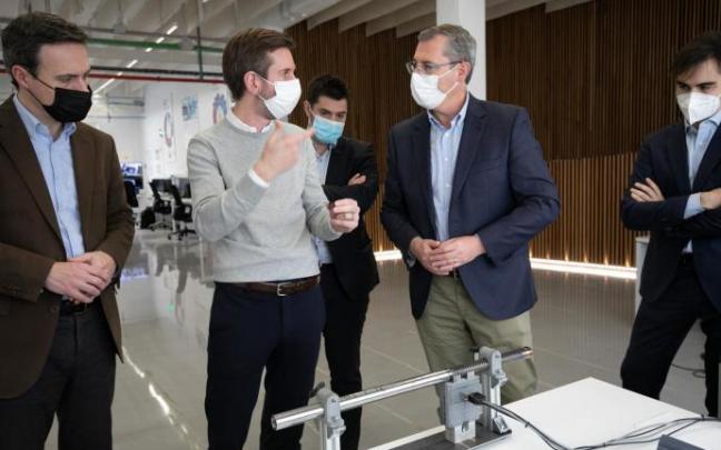 Markel Olano atiende las explicaciones de Ibon Iribarren.