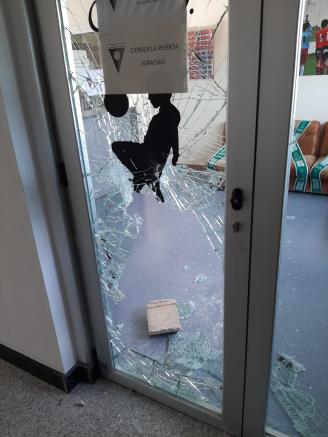 Puerta rota en Olaranbe