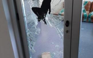 Puerta rota en Olaranbe
