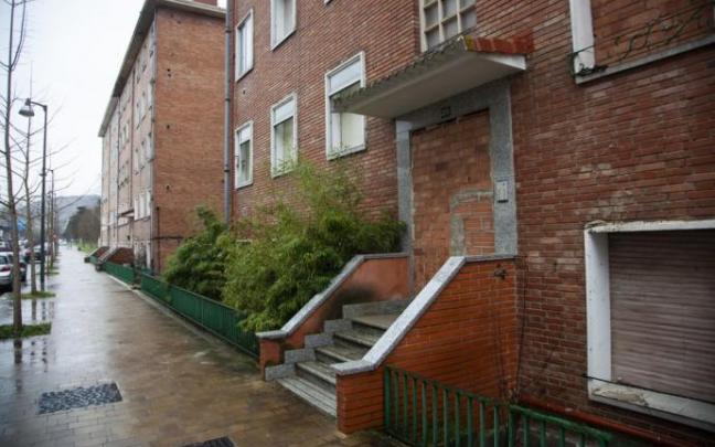 Acceso tapiado a uno de los portales de viviendas de la avenida de Olarizu.