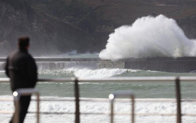 Las olas podrían llegar a los 3,5 metros en las próximas horas en el litoral vasco.