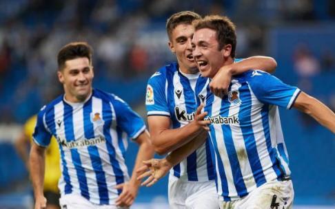 Olasagasti (derecha) celebra el gol que le marcó al Oviedo en Anoeta.