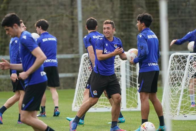 Olasagasti y Gómez, durante el entrenamiento de esta tarde en Zubieta