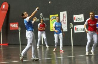 Olatz Arrizabalaga golpea la pelota.