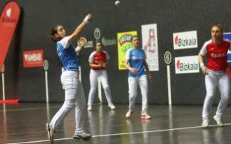 Olatz Arrizabalaga golpea la pelota.