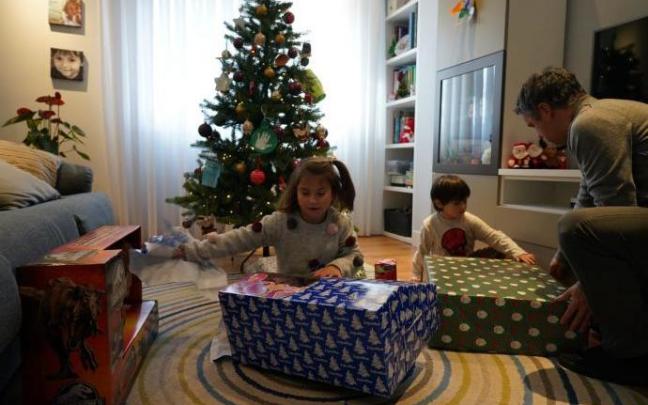 Dos niños desenvolviendo regalos de Navidad. Dos niños desenvolviendo regalos de Navidad.