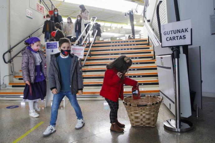 Una niña deposita su carta para Olentzero