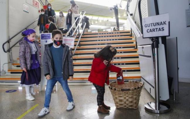 Una niña deposita su carta para Olentzero