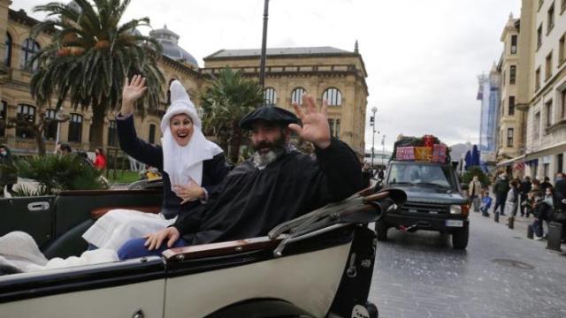 Mari Domingi y Olentzero, en 2020.