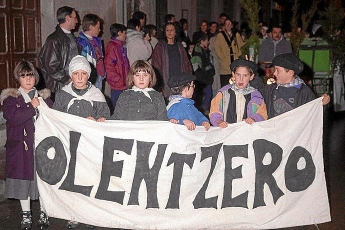 Un grupo de txikis aguarda la llegada de Olentzero con una pancarta en 1992. Foto: cedida