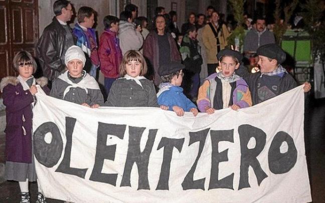 Un grupo de txikis aguarda la llegada de Olentzero con una pancarta en 1992. Foto: cedida