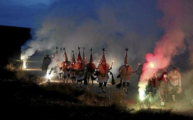 Los joaldunak arropan a Olentzero en su llegada a Sarriguren por el camino de Badostáin. Los joaldunak arropan a Olentzero en su llegada a Sarriguren por el camino de Badostáin.