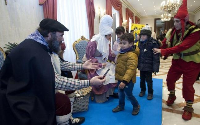 Olentzero y Mari Domingi saludan a unos niños y recogen sus cartas. Olentzero y Mari Domingi saludan a unos niños y recogen sus cartas.