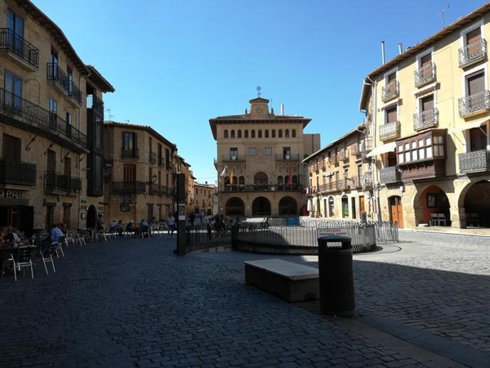 La plaza Carlos III el Noble con la fachada del Ayuntamiento de Olite al fondo.