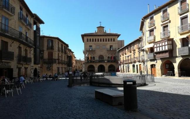 La plaza Carlos III el Noble con la fachada del Ayuntamiento de Olite al fondo.