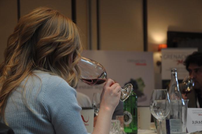 Una de las juezas del concurso 'Garnachas del Mundo' prueba uno de los mil vinos que participan en el certamen.