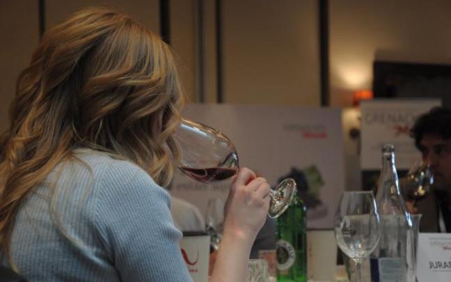 Una de las juezas del concurso 'Garnachas del Mundo' prueba uno de los mil vinos que participan en el certamen. Una de las juezas del concurso 'Garnachas del Mundo' prueba uno de los mil vinos que participan en el certamen.