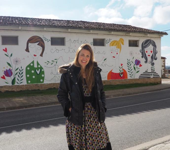 Mural de Leire Olkotz en Mendigorría con el mensaje 'Podrán cortarnos las voces pero no podrán detener nuestra primavera'.